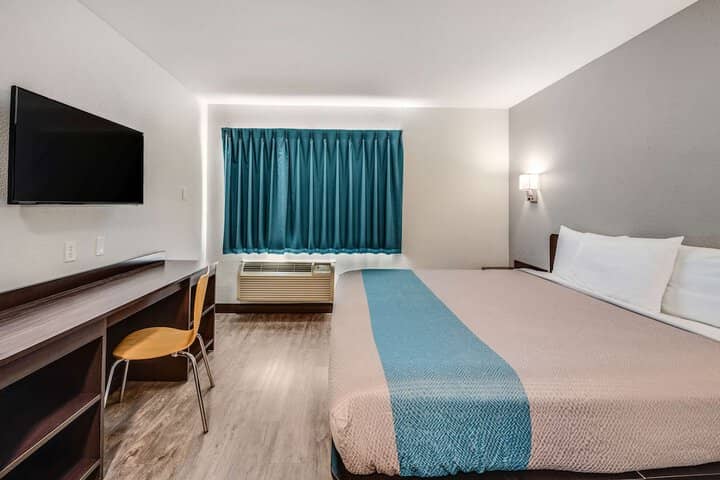 Room 27 of 82
